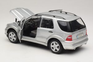 Mercedes ML55 AMG W163 Sidabrinis Maisto 1:18 31876-P1 Metalas - nuotrauka 5 iš 8