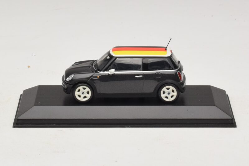 Mini Cooper One R50 Žalias Su Vokietijos Vėliava Minichamps 1:43 Mini Cooper One R50 Žalias Su Vokietijos Vėliava Minichamps 1:43 MINI033 Metalas