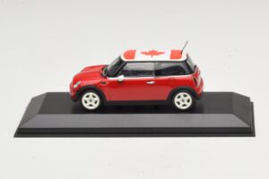 Mini Cooper S R53 Raudonas Su Kanados Vėliava Minichamps 1:43 Mini Cooper S R53 Raudonas Su Kanados Vėliava Minichamps 1:43 MINI017 Metalas