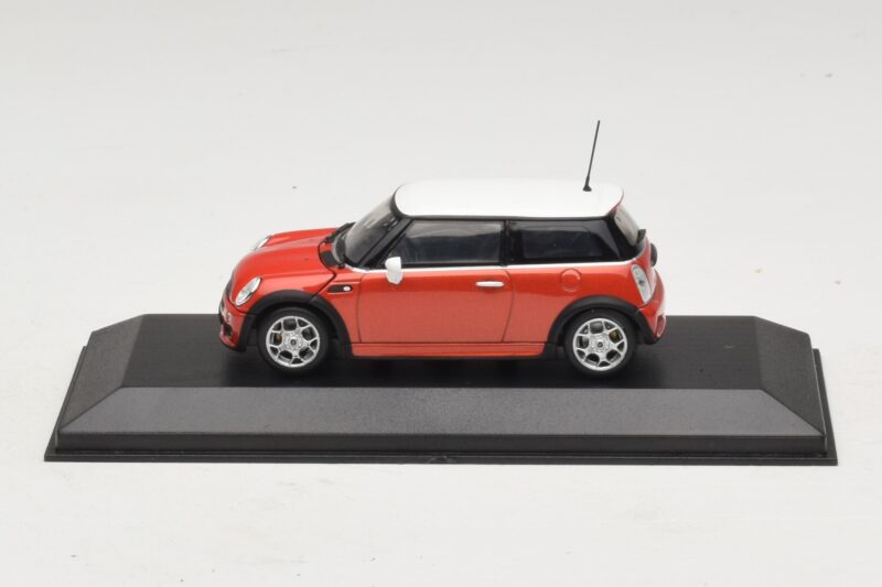 Mini Cooper S R53 Raudonas Su Baltu Stogu Minichamps 1:43 MINI025 Metalas