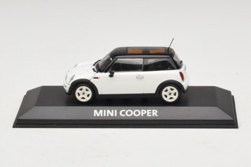 Mini Cooper S R53 Baltas Su Juodu Stogu Minichamps 1:43 Mini Cooper S R53 Baltas Su Juodu Stogu Minichamps 1:43 MINI027 Metalas