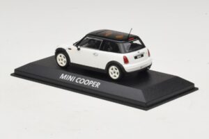Mini Cooper S R53 Baltas Su Juodu Stogu Minichamps 1:43 MINI027 Metalas - nuotrauka 3 iš 4