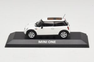 Mini Cooper S R53 Baltas Su Panoraminiu Stogu Minichamps 1:43 Mini Cooper S R53 Baltas Su Panoraminiu Stogu Minichamps 1:43 MINI020 Metalas