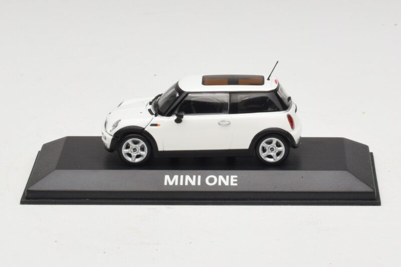 Mini Cooper S R53 Baltas Su Panoraminiu Stogu Minichamps 1:43 MINI020 Metalas