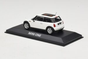 Mini Cooper S R53 Baltas Su Panoraminiu Stogu Minichamps 1:43 MINI020 Metalas - nuotrauka 3 iš 5