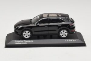 Porsche Cayenne Juoda Metalik Minichamps 1:43 410066301 Metalas
