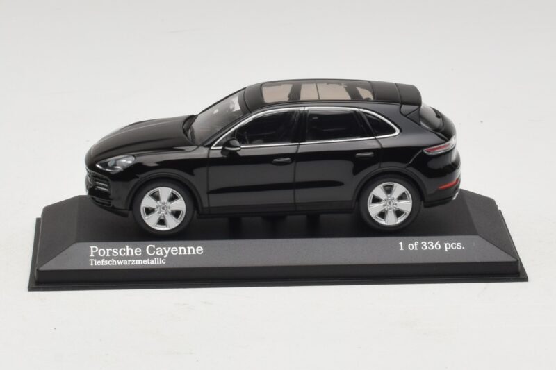 Porsche Cayenne Juoda Metalik Minichamps 1:43 410066301 Metalas