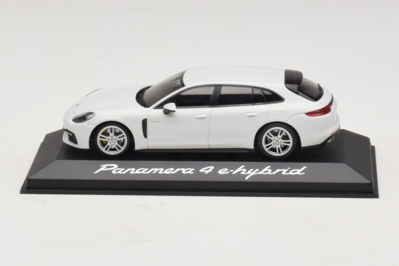 Porsche Panamera 971 4 E-Hybrid Baltas Minichamps 1:43 Porsche Panamera 971 4 E-Hybrid Baltas Minichamps 1:43 WAP0207620H Metalas