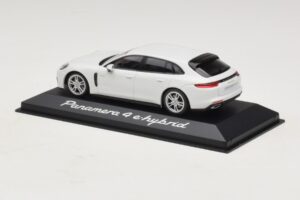 Porsche Panamera 971 4 E-Hybrid Baltas Minichamps 1:43 WAP0207620H Metalas - nuotrauka 3 iš 5