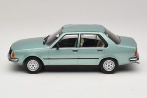 Renault 18 Šviesiai Žalia MCG 1:18 MCG18596 Metalas - nuotrauka 3 iš 6