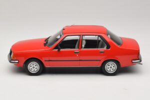 Renault 18 Raudonas MCG 1:18 MCG18595 Metalas - nuotrauka 3 iš 6