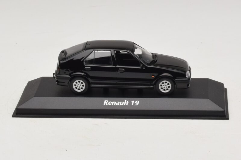 Renault 19 Juodas Maxichamps 1:43 940113701 Metalas