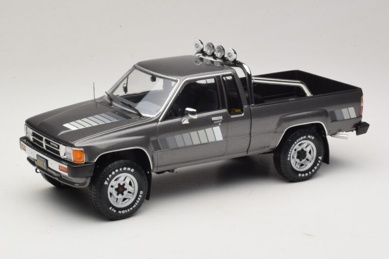 Toyota Hilux N50 Xtra Cab 4x4 Pilkas Metalik KK-Scale 1:18 KKDC181563 Metalas