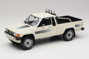 Toyota Hilux N50 Xtra Cab 4x4 Baltas KK-Scale 1:18 KKDC181564 Metalas
