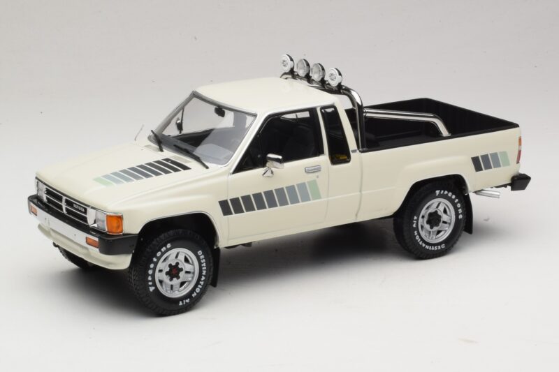 Toyota Hilux N50 Xtra Cab 4x4 Baltas KK-Scale 1:18 KKDC181564 Metalas
