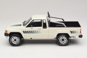 Toyota Hilux N50 Xtra Cab 4x4 Baltas KK-Scale 1:18 KKDC181564 Metalas - nuotrauka 3 iš 6