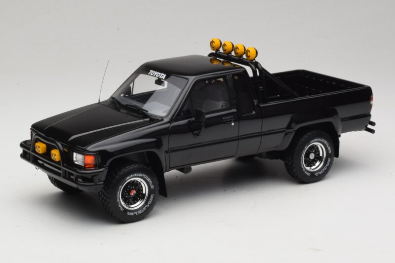 Toyota Hilux N60 SR5 Back to the Future II Blizgus Juodas Otto 1:18 Toyota Hilux N60 SR5 Back to the Future II Blizgus Juodas Otto 1:18 OT481 Derva