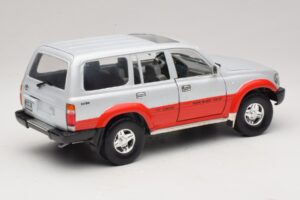 Toyota Land Cruiser J80 Sidabrinė Raudona Road Legends 1:18 92098 Metalas - nuotrauka 3 iš 8