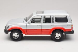 Toyota Land Cruiser J80 Sidabrinė Raudona Road Legends 1:18 92098 Metalas - nuotrauka 4 iš 8