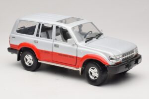 Toyota Land Cruiser J80 Sidabrinė Raudona Road Legends 1:18 92098 Metalas - nuotrauka 6 iš 8