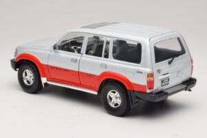 Toyota Land Cruiser J80 Sidabrinė Raudona Road Legends 1:18 92098 Metalas - nuotrauka 7 iš 8