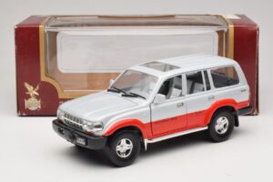 Toyota Land Cruiser J80 Sidabrinė Raudona Road Legends 1:18 92098 Metalas - nuotrauka 8 iš 8