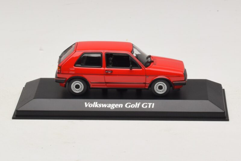 Volkswagen Golf GTI Mk2 Raudonas Maxichamps 1:43 940054121 Metalas