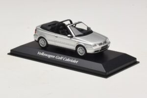 Volkswagen Golf Mk4 Kabrioletas Sidabrinis Maxichamps 1:43 940058331 Metalas - nuotrauka 3 iš 5