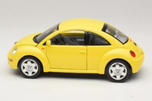 Volkswagen New Beetle A4 Geltonas Bburago 1:18 3302 Metalas - nuotrauka 4 iš 8