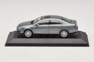 Volkswagen Passat B6 Pilka Metalik Minichamps 1:43 PASSAT006 Metalas