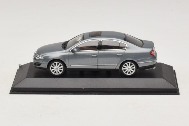 Volkswagen Passat B6 Pilka Metalik Minichamps 1:43 PASSAT006 Metalas