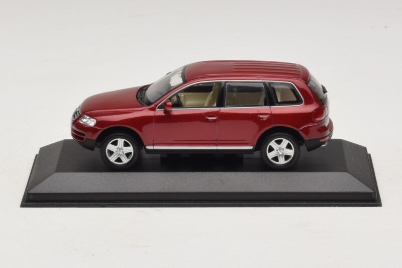 Volkswagen Touareg 7L Raudonas Minichamps 1:43 TOUAREG003 Metalas