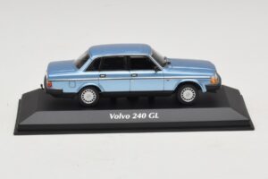 Volvo 240 GL Blue Metallic Maxichamps 1:43 940171400 Metalas