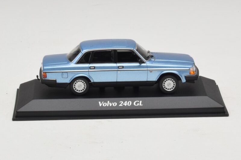 Volvo 240 GL Blue Metallic Maxichamps 1:43 940171400 Metalas