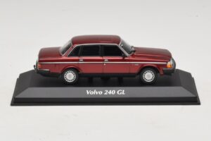 Volvo 240 GL Dark Red Metallic Maxichamps 1:43 940171401 Metalas