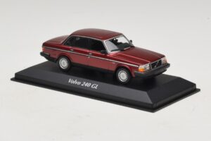 Volvo 240 GL Dark Red Metallic Maxichamps 1:43 940171401 Metalas - nuotrauka 3 iš 5